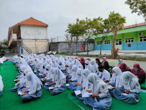 Istighosah warga SMKN 1 Wonorejo